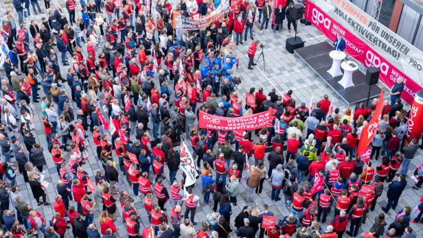 Von Montag bis Mittwoch fanden laut Gewerkschaftsangaben in mehr als 400 Betrieben bzw. Werksstandorten Betriebsversammlungen und dreistündige Warnstreiks statt. 