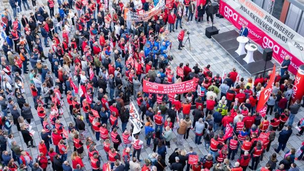 Von Montag bis Mittwoch fanden laut Gewerkschaftsangaben in mehr als 400 Betrieben bzw. Werksstandorten Betriebsversammlungen und dreistündige Warnstreiks statt. 