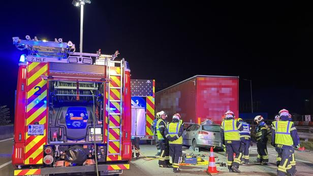 Kleinwagen kracht in Lkw: Autofahrerin starb auf A2