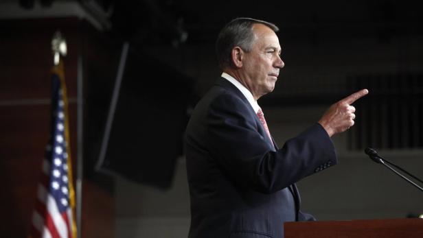John Boehner spricht vor einer amerikanischen Flagge und zeigt mit dem Finger.