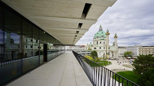 Terrasse des Wien Museum mit Blick auf die Karlskirche