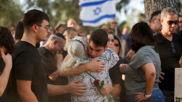 Trauer bei einem der vielen Begräbnisse in Israel nach dem Massaker der Hamas