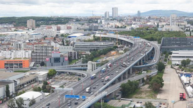 Bild der Südosttangente mit der Stadt Wien im Hintergrund