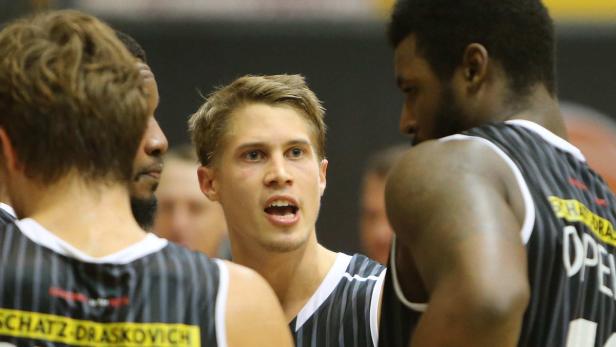 Ein Basketballspieler bespricht sich mit seinen Teamkollegen.