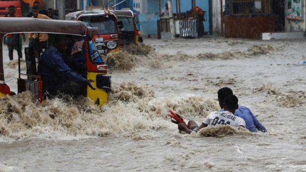 Menschen kämpfen in Somalia gegen die Wasserfluten