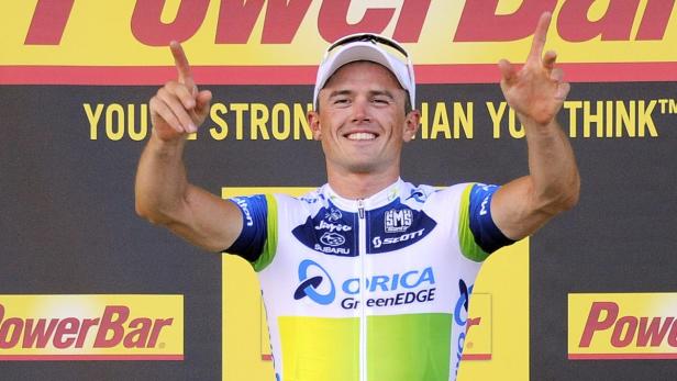 epa03769824 Australian rider Simon Gerrans of the Orica Greenedge procycling team celebrates on the podium after winning the 3rd stage of the 100th edition of the Tour de France 2013 cycling race between Ajaccio and Calvi, Corsica, France, 01 July 2013. EPA/NICOLAS BOUVY