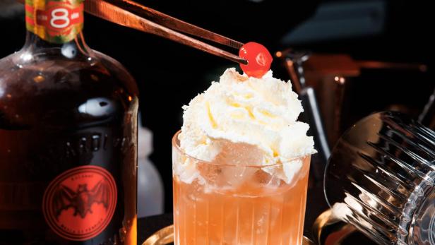 In der Ma Belle Bar wird ein „Mon Cherie“-Cocktail mit Bacardi 8 zubereitet.