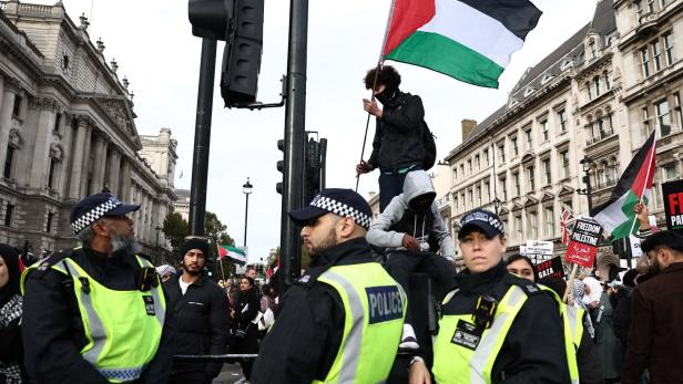 Polizisten bei Demonstrationen in London Ende Oktober