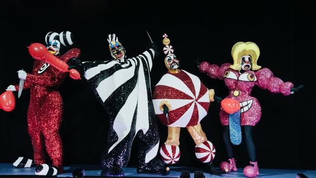 Im Stil von Niki de Saint Phalle an der Rampe: die vier Einsager traktieren sich als Zusatz-Kaspars im LSD-Trip gegenseitig