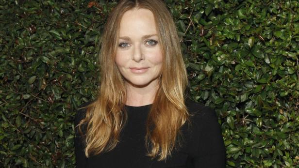 Fashion designer Stella McCartney poses as she arrives for the world premiere of the video &quot;My Valentine&quot; directed by Paul McCartney in West Hollywood, California April 13, 2012. REUTERS/Mario Anzuoni (UNITED STATES - Tags: ENTERTAINMENT FASHION)