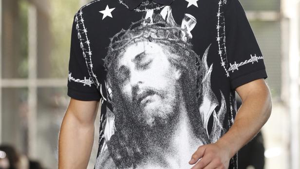 Givenchy: Riccardo Tisci ließ Christus, „den bekanntesten Gefangenen aller Zeiten“, auf T-Shirts und Anzughosen drucken.