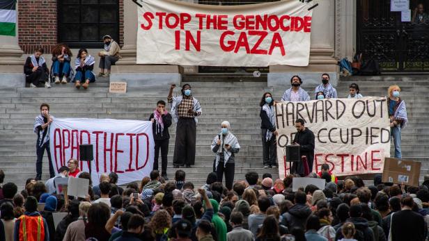 Palästina-Unterstützer bei einer Kundgebung an der Universität Harvard in Massachusetts