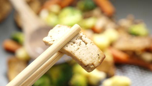 Tofu entsteht durch eine Strukturveränderung von Proteinen in der Sojamilch.