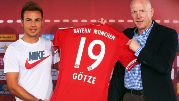epa03771048 New Bayern Munich forward Mario Goetze (L) and Sporting Director Matthias Sammer (R) pose for photographers during a press conference for Goetze&#039;s presentation at the German Bundesliga soccer club&#039;s premises in Munich, Germany, 02 July 2013. EPA/ALEXANDER HASSENSTEIN - POOL