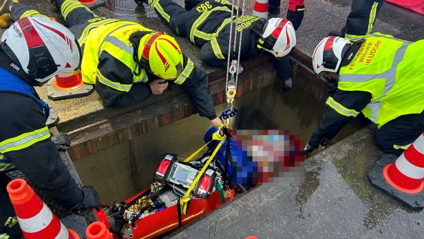 Großeinsatz in Guntramsdorf: 17-Jähriger stürzte in Kanalschacht