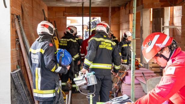 Drei Bauarbeiter in Perchtoldsdorf von Ziegelwand verschüttet