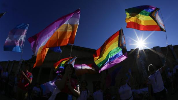 Regenbogenflaggen bei einer Parade.
