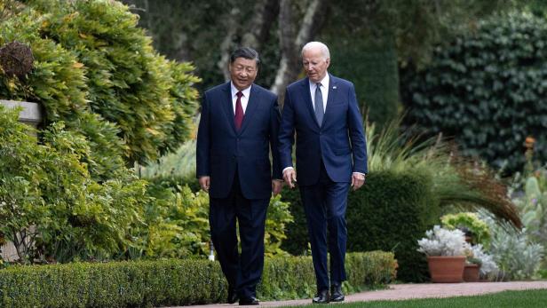 US-Präsident Joe Biden und Chinas Staatschef Xi Jinping spazieren durch die Gärten des Filoli Estate in Woodside, Kalifornien.