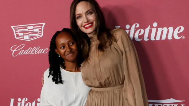 Video: Angelina Jolies Tochter Zahara tritt Studentenverbindung bei