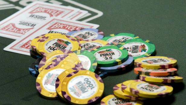 Finanz schaut beim Poker-Betrug zu