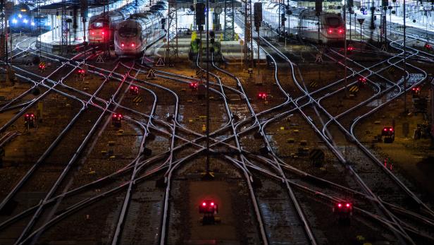 Am Münchner Hauptbahnhof fiel ein Betrunkener ins Gleisbett und schlief dort ein. Er blieb unverletzt.