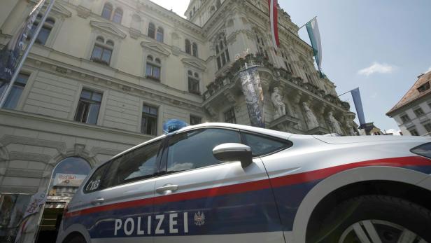 Polizeiauto vor dem Rathaus