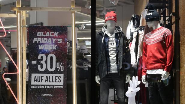 Ein Schaufenster an der Wiener Mariahhilfer Straße wirbt für Angebote in der "Black Friday's Week"