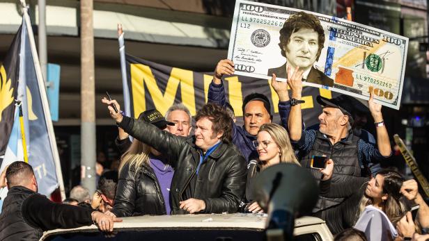 Javier Miliei mit Unterstützern auf einem Pick-up stehend