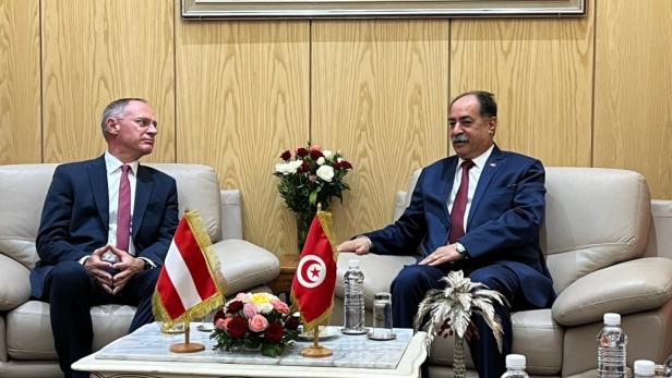 Innenminister Gerhard Karner und sein tunesischer Amtskollege Kamel Fekih beim Treffen in Tunis