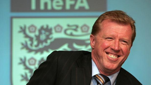 Steve McClaren smiles during a news conference at the Football Association headquarters in central London where he was announced as England&#039;s next head coach May 4, 2006. McClaren said he was the proudest man in the country after being named as the next England manager on Thursday. The Middlesbrough manager and assistant to current England coach Sven-Goran Eriksson signed a four-year contract which starts on August 1, after the World Cup finals. REUTERS/Stephen Hird