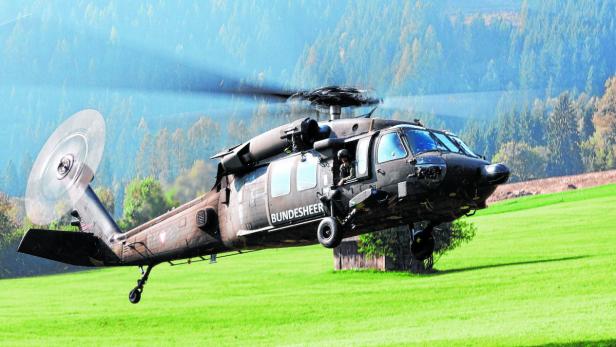 Ein Black Hawk des Bundesheers unterstützt die Helfer