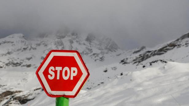 Stop-Schild auf Skipiste am Matterhorn