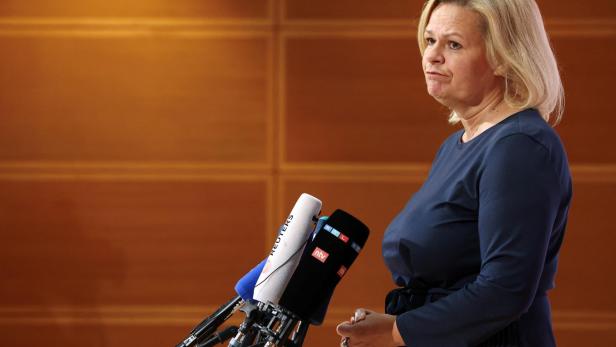 Deutsche Innenministerin Nancy Faeser blickt entgeistert
