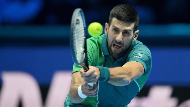 Novak Djokovic beim Rückschlag im Halbfinale der ATP Finals