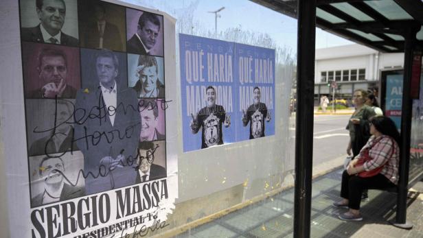Plakate des argentinischen Stichwahlkandidaten Sergio Massa
