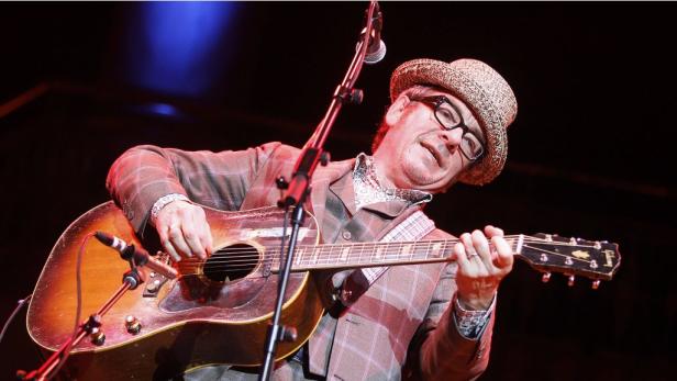 Elvis Costello: Sechs Gitarren und ein Hut