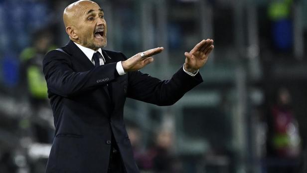 Luciano Spalletti gestikuliert während eines Fußballspiels.
