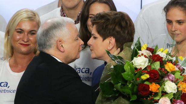 Jaroslaw Kaczynski teilte das Wahlergebnis seinem toten Bruder Lech mit. Erst dann feierte er mit der künftigen Premierministerin Beata Szydlo den Sieg.