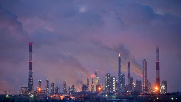 In der russischen Stadt Omsk ist die größte Raffinerie in Russland. Sie zählt weltweit zu den größten Erdölraffinerien nach Verarbeitungsmenge.