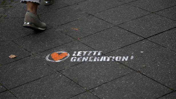 Unbemerkt am Flughafen Innsbruck: Klima-Aktivisten brachten Schriftzug an