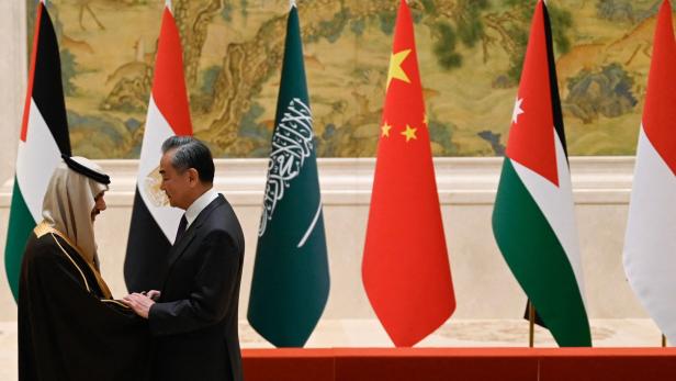 Der saudische Außenminister Faisal bin Farhan Al Saud und der chinesische Außenministers Wang Yi