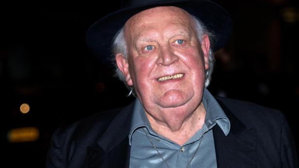 Porträt des britischen Schauspielers Joss Ackland mit Hut und Medaillon.