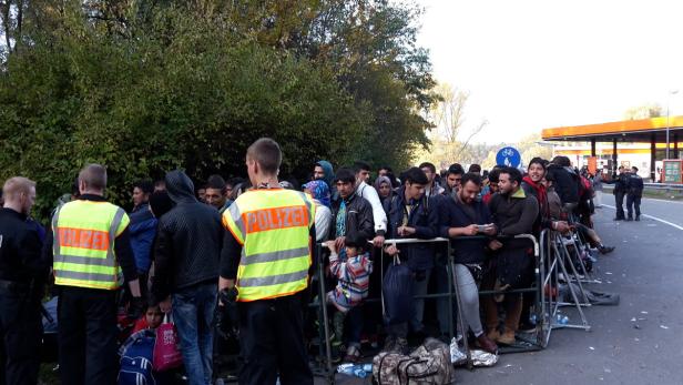 Flüchtlinge mussten vor Achleiten auf ihren Weitertransport warten.