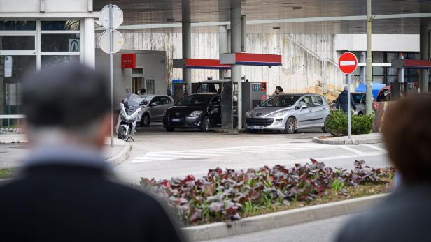 Mehrere Autos tanken an einer Tankstelle in Slowenien oder Italien.