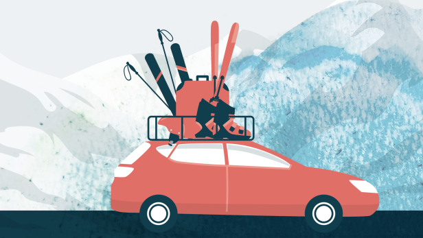 Ein rotes Auto mit Skiausrüstung auf dem Dach vor einer Bergkulisse.