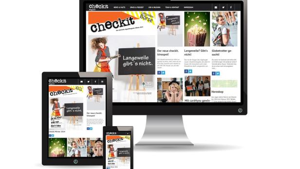 Ein Monitor, ein Tablet und ein Smartphone zeigen die Website des Jugendmagazins „Checkit“.