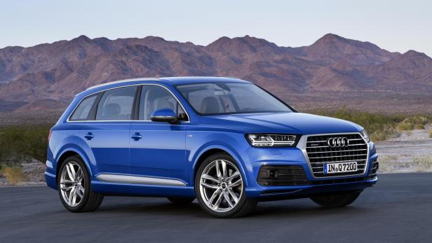 Ein blauer Audi Q7 vor einer Bergkulisse.