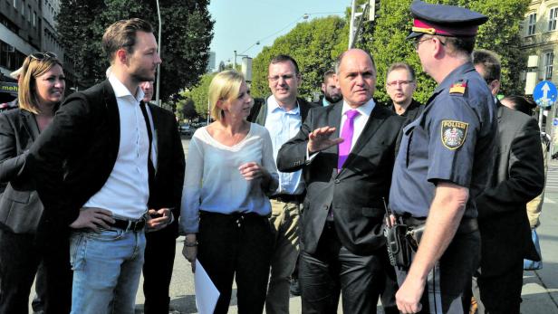 Wolfgang Sobotka auf Wahlkampf-Tour am Praterstern