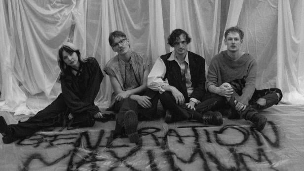 Die Band Generation Maximum posiert vor einem weißen Tuch mit ihrem Bandnamen.