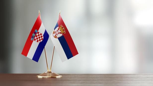 Flaggen von Kroatien und Serbien